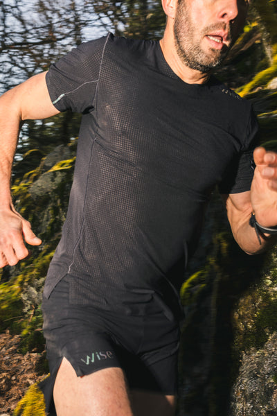 Color: Black - mobile - Ultra shirt - homme - wise trail running